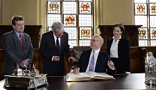 Eintrag in das Goldene Buch: Dr. Philippe Wellnitz, Direktor des Institut Français Bremen, Bürgermeister Jens Böhrnsen, Botschafter Philippe Etienne, Honorarkonsulin Dominique Wehrmann 