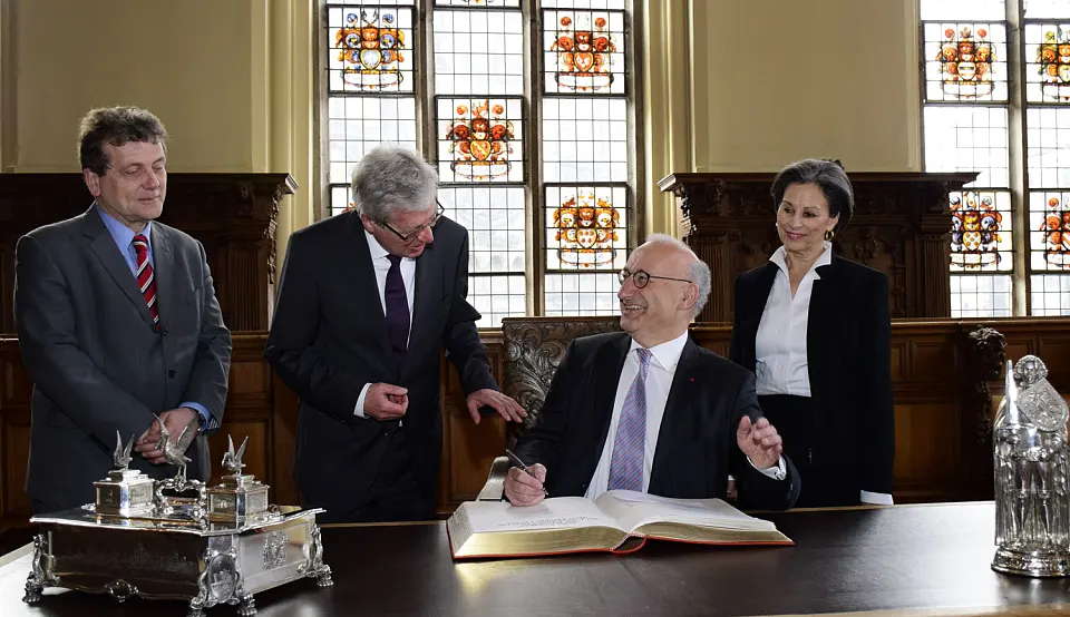 Eintrag in das Goldene Buch: Dr. Philippe Wellnitz, Direktor des Institut Français Bremen, Bürgermeister Jens Böhrnsen, Botschafter Philippe Etienne, Honorarkonsulin Dominique Wehrmann 