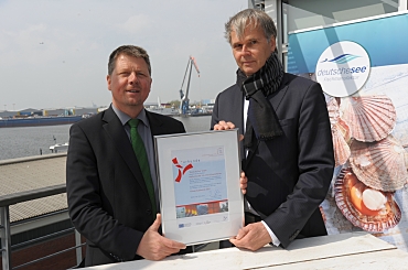 Umweltsenator Dr. Joachim Lohse gratuliert Egbert Miebach, Geschäftsführer von “Deutsche See“ zur Auszeichnung zum ‚Klimaschutzbetrieb CO2-20 2015