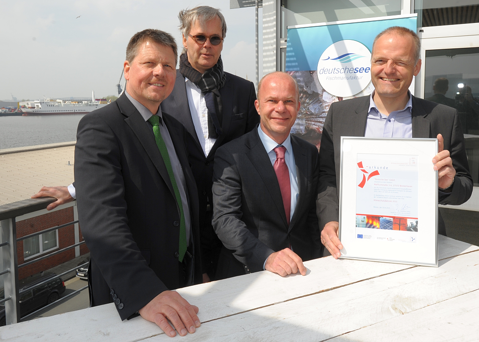 Umweltsenator Dr. Joachim Lohse, “Deutsche See“-Geschäftsführer Egbert Miebach, Martin Schulze von der Koordinierungsstelle ‘initiative umwelt unternehmen‘ und Energiemanager Knud Vormschlag (v.l.n.r.) freuen sich über die Auszeichnung zum ‚Klimaschutzbetrieb CO2-20‘2015