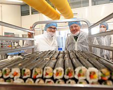Umweltsenator Dr. Joachim Lohse überzeugt sich im Rahmen eines Betriebsrundgangs mit Felix Clüver, stellvertretender Betriebsleiter Manufaktur, von den umgesetzten Klimaschutzmaßnahmen beim frisch ausgezeichneten ‚Klimaschutzbetrieb CO2-20‘2015 “Deutsche See“