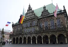 Frankreichs Botschafter zum Antrittsbesuch - Tricolore am Bremer Rathaus