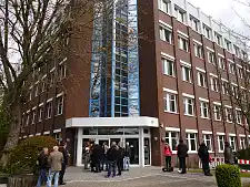 Senatorin Stahmann sowie Vertreterinnen und Vertreter von Beirat und Ortsamt begleiteten die Übergabe der neuen Erstaufnahmeeinrichtung an den Träger AWO