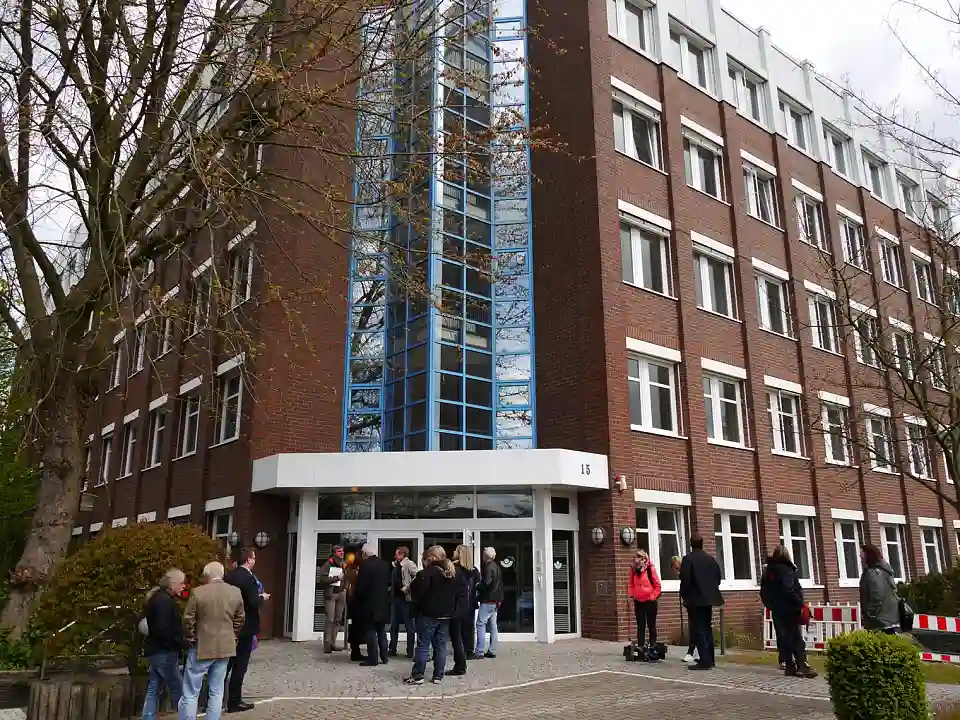 Senatorin Stahmann sowie Vertreterinnen und Vertreter von Beirat und Ortsamt begleiteten die Übergabe der neuen Erstaufnahmeeinrichtung an den Träger AWO