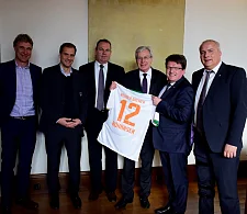 Trikot-Rückseite - Marco Bode, Klaus Filbry, Axel Plaat, Jens Böhrnsen, Dr. Hubertus Hess-Grunewald, Jens Höfer (v.l.) Foto: Senatspressestelle/Peter Lohmann 