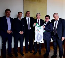 Trikot-Vorderseite mit Bremer Schlüssel - Marco Bode, Klaus Filbry, Axel Plaat, Jens Böhrnsen, Dr. Hubertus Hess-Grunewald, Jens Höfer (v.l.) Foto: Senatspressestelle/Peter Lohmann 