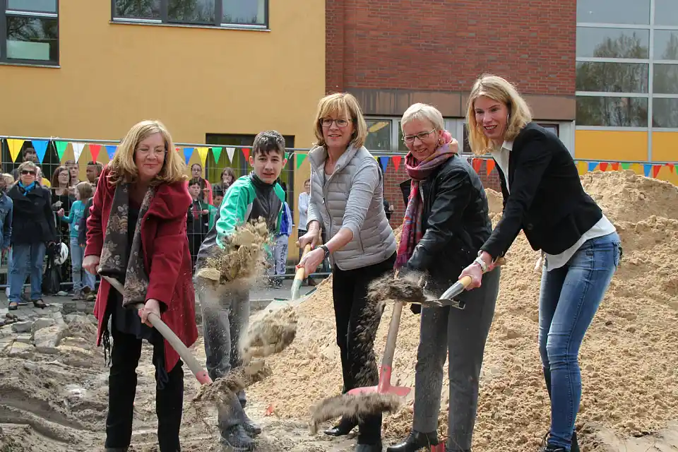 v. l. n . r. Ulrike Pala, Ortsamtsleiterin; Valentin Relu, Schülersprecher; Ilka Töpfer, stellvertr. Schulleiterin; Bildungssenatorin Eva Quante-Brandt; Monika Steinhauer, Schulleiterin 