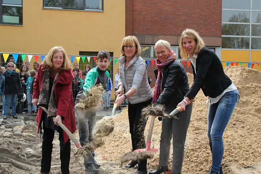 v. l. n . r. Ulrike Pala, Ortsamtsleiterin; Valentin Relu, Schülersprecher; Ilka Töpfer, stellvertr. Schulleiterin; Bildungssenatorin Eva Quante-Brandt; Monika Steinhauer, Schulleiterin 