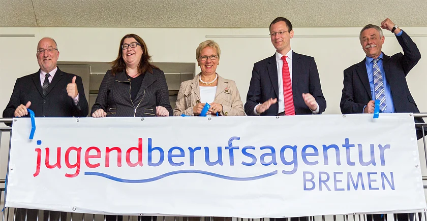 Eröffnung der Jugendberufsagentur Bremen: Helmut Westkamp, der Geschäftsführer des Jobcenters Bremen, Sozialsenatorin Anja Stahmann, Bildungssenatorin Prof. Dr. Eva Quante-Brandt, Arbeitssenator Martin Günthner und der Vorsitzende der Geschäftsführung der Regionaldirektion Niedersachsen-Bremen der Bundesagentur für Arbeit, Klaus Stietenroth entrollen das Banner