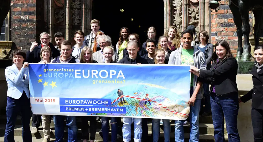 Die Europawoche ist eröffnet: Fototermin mit Staatsrätin Ulrike Hiller (links)