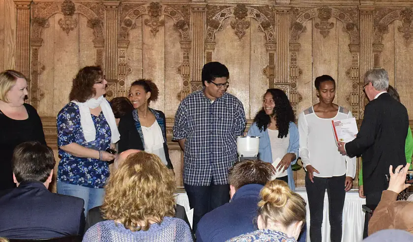 Jugendliche des Zentrums Solidarische Ökonomie in Bremen nehmen ihre Auszeichnung von Bürgermeister Böhrnsen entgegen für ihren Kurzfilm "Do you know Kohlfahrt?". Darin setzen sie sich als Afrodeutsche mit Rassismus im Alltag auseinander.