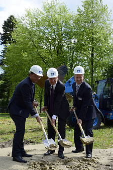 Tim Reiners, Bürgermeister Jens Böhrnsen und Jan Schneider setzten den ersten Spatenstich für das Wohnbauprojekt "Eichenhof"