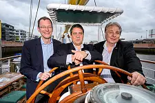 (v.l.n.r.) Wirtschaftssenator Martin Günthner, Bundeswirtschaftsminister Sigmar Gabriel, Schiffseigner Heiko Rataj
