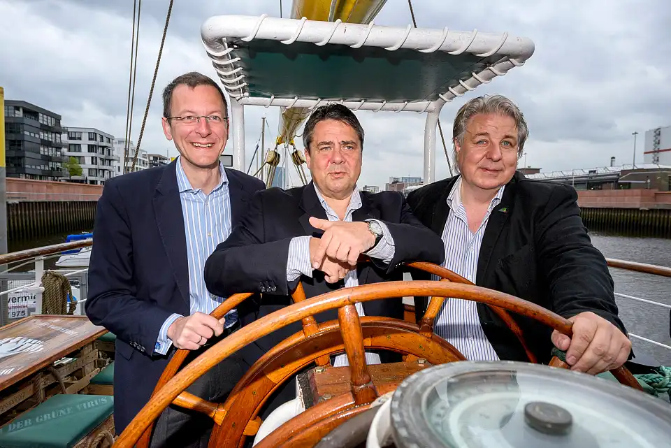 (v.l.n.r.) Wirtschaftssenator Martin Günthner, Bundeswirtschaftsminister Sigmar Gabriel, Schiffseigner Heiko Rataj