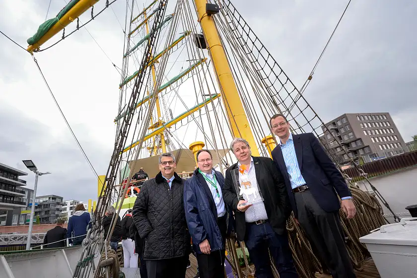 (v.l.n.r.)  Andreas Heyer (Vorsitzender der Geschäftsführung der WFB Wirtschaftsförderung Bremen), Peter Siemering (Geschäftsführer BTZ Bremer Touristik-Zentrale), Heiko Rataj (Schiffseigner Alexander von Humboldt) und Senator Martin Günthner (Der Senator für Wirtschaft, Arbeit und Häfen der Freien Hansestadt Bremen)