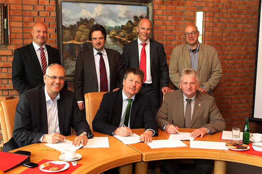 Reihe hinten von links: Christian van der Velde (Geschäftsführer des ConsultTeam Bremen), Michael Hünig (BSAG-Vorstand), Lars Jensen (Leiter Center Infrastruktur der BSAG), Staatsrat Wolfgang Golasowski. 