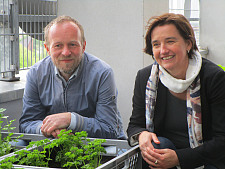 Susanne Nolte (Fachbereichsleitung für Gesundheit/Bremer Volkshochschule) und Michael Scheer (Geschäftsführer der gemeinnützigen Gesellschaft für integrative Beschäftigung mbH als Betreiber der Gemüsewerft) auf dem Dachgarten der VHS