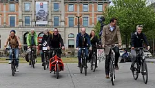 Testeten die neue Bremer Radrunde: "Mittenmang und umzu" (v.l.n.r.): Tessa Heyde (Bremen bike it!/WFB), Klaus-Peter Land (ADFC Allgemeiner Deutscher Fahrrad-Club e. V., Landesverband Bremen),  Jürgen Pieper (Magistrat Bremerhaven), Jens Joost-Krüger (Bremen bike it!/WFB), Jan Bembennek (Senator für Umwelt, Bau und Verkehr), Cornelia Riebl (BTZ Bremer Touristik-Zentrale), Dr. Dirk Kühling (Senator für Wirtschaft, Arbeit und Häfen), Antje Späder (Amt für Straßen und Verkehr).