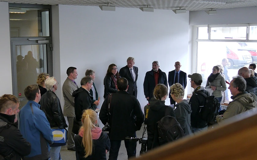 Senatorin Anja Stahmann (Mitte) übergibt das Haus an den Träger AWO gemeinsam mit Peter Stubbe (Vorstandsvorsitzender GEWOBA), Karl Bronke (Leiter der Abteilung „Soziales“ in der Sozialbehörde und Manfred Corbach, GEWOBA Leiter des Bereichs Immobilienwirtschaft) 