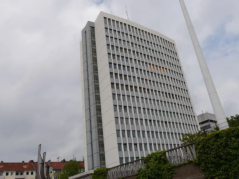 In das ehemalige Bundeswehrhochhaus ziehen jetzt Flüchtlinge ein. 