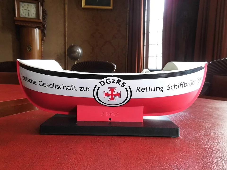 Auch im Bremer Senatssaal steht das Spendenschiffchen der Seenotretter