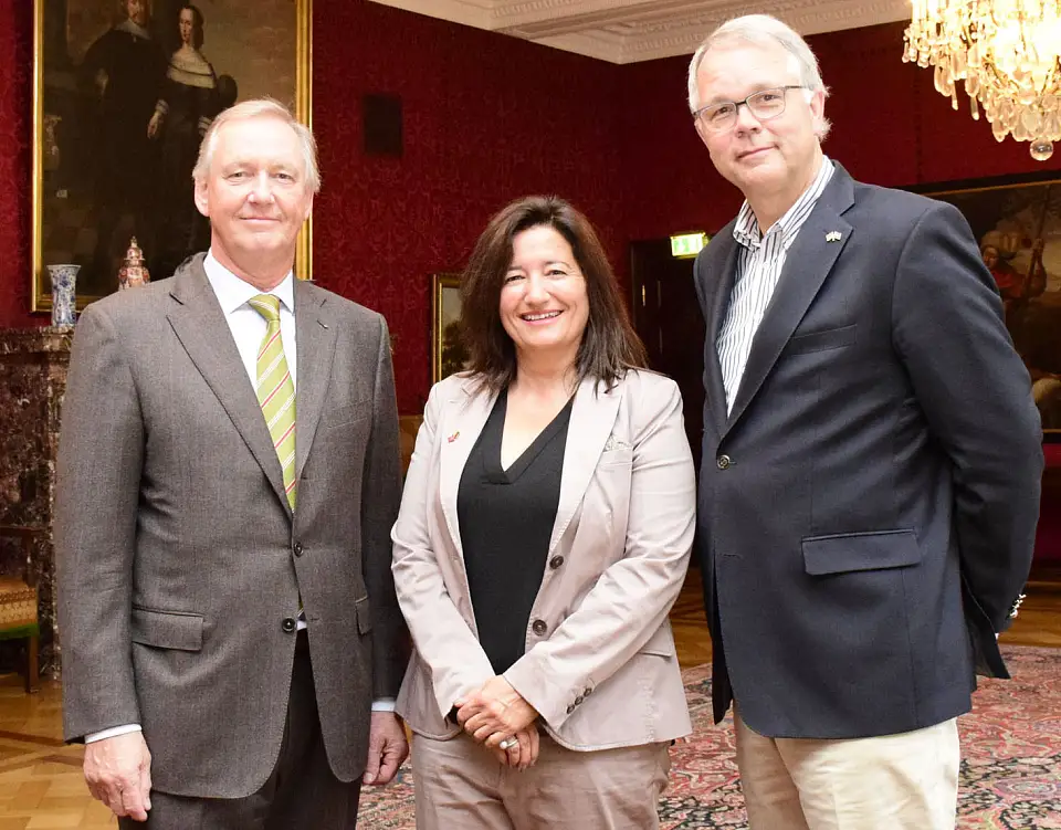 Sie unterstützen die neuen Bürgerreisen in die Partnerstädte Bremens: Lutz H. Peper, Yasemin Vierkötter und Axel Lenderoth stellten im Kaminsaal des Bremer Rathauses die Reisen vor (v.r.)