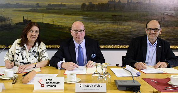 Bürgermeisterin Karoline Linnert, Christoph Weiss, Präses der Handelskammer Bremen und Jan-Gerd Kröger, Präses der Handwerksammer Bremen, unterzeichnen den Kooperationsvertrag