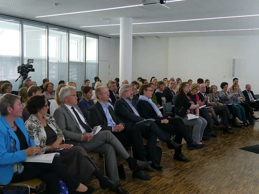 Die Teilnehmerinnen und Teilnehmer während der Veranstaltung im Kultursaal der Arbeitnehmerkammer