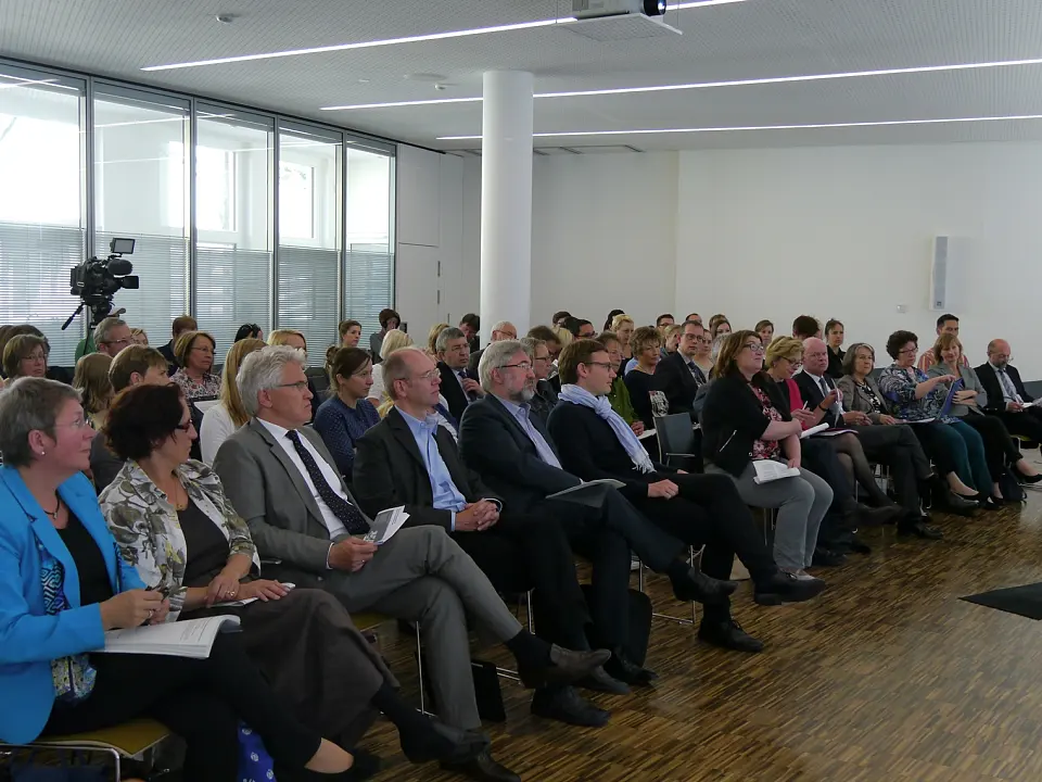 Die Teilnehmerinnen und Teilnehmer während der Veranstaltung im Kultursaal der Arbeitnehmerkammer