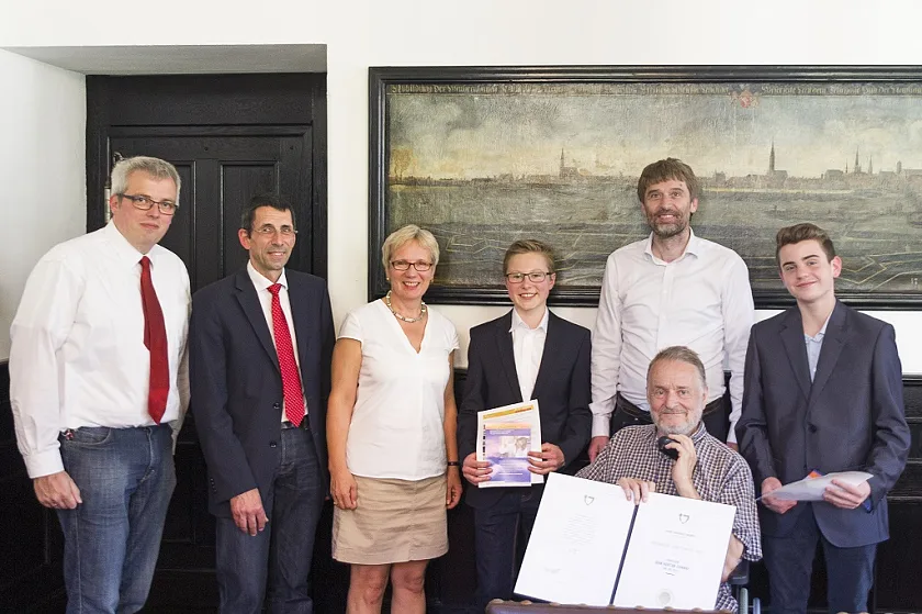 v.l.n.r. Carsten Pieper, Landeskoordinator Jugend forscht, Thomas Hoffmeister, Konrektor für Lehre und Studium der Universität Bremen, Bildungssenatorin Prof. Eva Quante-Brandt,Steffen Maaß, Preisträger, Prof. Dierk Schleicher, Jacobs Universität, Betreuer des Jugend forscht Projekts, Julian Hufnagel, Preisträger, Vorne: Prof. John Conway