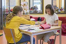 Jeweils zwei Lerngruppen sind durch einen Differenzierungsraum verbunden