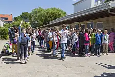 Nach der Hofpause waehlen die Kinder ein Mittagsangebot aus