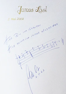 Eintrag von James Last im Goldenen Buch: Hier bin ich geboren - Hier komm  ich immer wieder her. Foto: Senatspressestelle / Anja Raschdorf