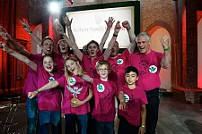 Großer Jubel bei der Preisverleihung: Die Abordnung der Ganztagsgrundschule am Buntentorsteinweg freut sich über die Auszeichnung (© Robert Bosch Stiftung / Max Lautenschläger)