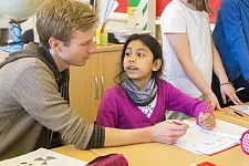 Eindrücke aus der Ganztagsgrundschule am Buntentorsteinweg: Mathematik Lernzeit mit Bastian Rojahn