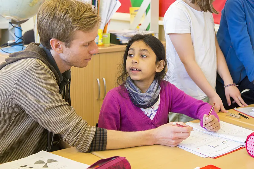 Eindrücke aus der Ganztagsgrundschule am Buntentorsteinweg: Mathematik Lernzeit mit Bastian Rojahn