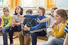 Eindrücke aus der Ganztagsgrundschule am Buntentorsteinweg:  Sitzrunde zu Beginn der Lernzeit