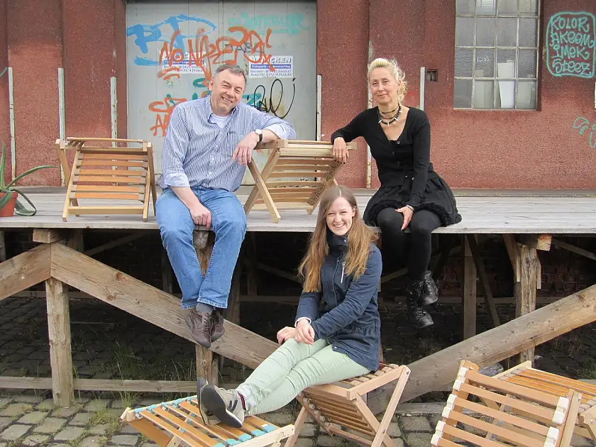 Das Ergebnis der Kooperation stellen vor (v.l.): Erwin Lau (Werkstattleiter des Institut für Berufs- und Sozialpädagogik), Studentin Gerda Marie Notholt, Andrea Fenske (Unternehmenskommunikation Entsorgung kommunal)