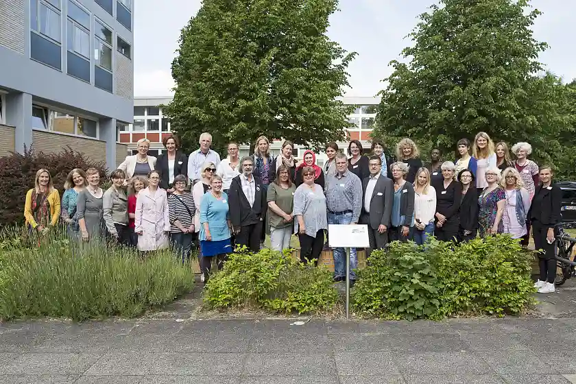 Die Teilnehmenden der Fachtagung "Schlüsselkompetenz Sprache – Sprachbrücken bauen"