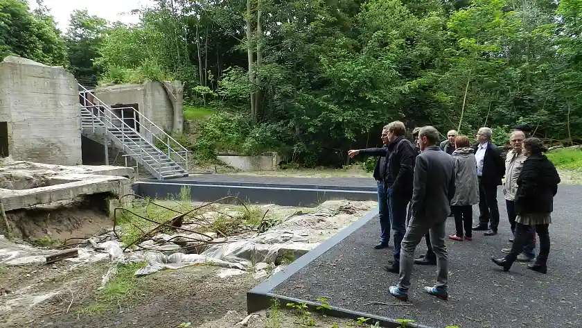 Der wissenschaftliche Beirat des "Denkort Bunker Valentin" besichtigt das Gelände und die künftigen Infostationen
