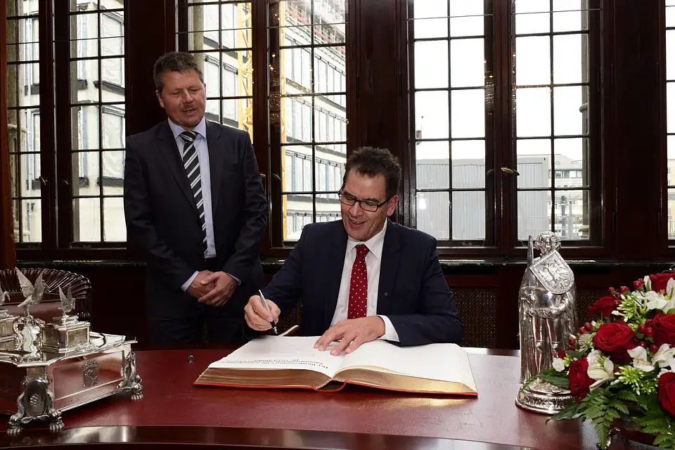 Eintrag in das Goldene Buch der Freien Hansestadt Bremen: Bundesentwicklungsminister Dr. Gerd Müller und Bremens Umweltsenator Dr. Joachim Lohse 