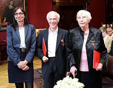 Ordensverleihung im Kaminsaal des Bremer Rathauses: Staatsrätin Carmen Emigholz, Udo Seinsoth und Emmy Brüggemann