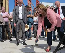 Reiner Schümer, Geschäftsführer der Dr. Hübotter Grundstücks GmbH sowie Geshäftsführer Porthotel in der Überseestadt GmbH, Senatorin Anja Stahmann und Bürgerschaftspräsident Christian Weber