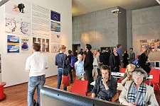 Etwa 150 Kinder, Jugendliche, Eltern und Lehrer aus ganz Deutschland waren zur Ausstellungseröffnung am 10. Juli 2015 angereist. (Foto: © Netzwerk EBD / Katrin Neuhauser)