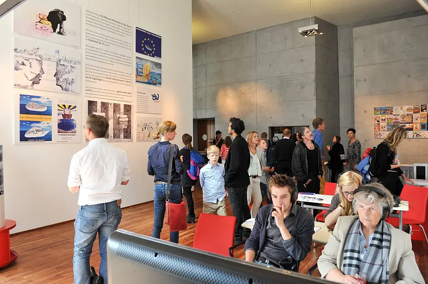 Etwa 150 Kinder, Jugendliche, Eltern und Lehrer aus ganz Deutschland waren zur Ausstellungseröffnung am 10. Juli 2015 angereist. (Foto: © Netzwerk EBD / Katrin Neuhauser)