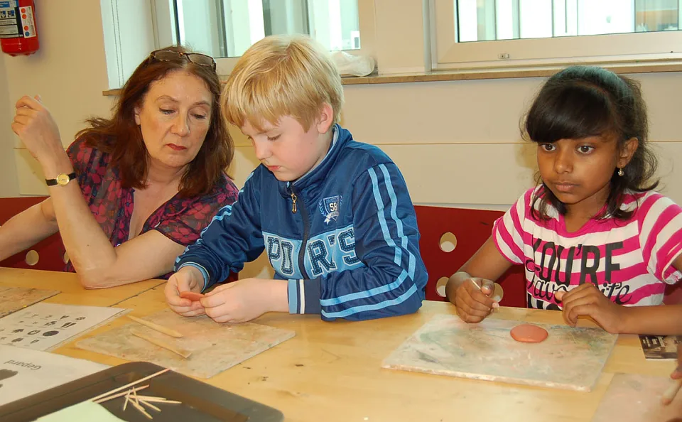 Karoline Linnert formt zusammen mit Schülern der Gazellenklasse den Tatzenabdruck eines Geparden nach