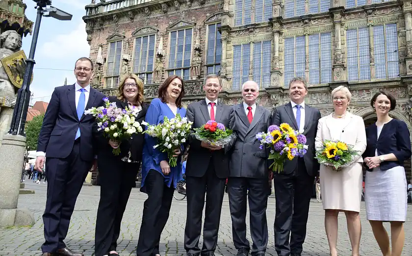 Die frisch gewählten Mitglieder des Senats. Erstes Gruppenfoto auf dem Bremer Marktplatz: Martin Günthner, Anja Stahmann, Karoline Linnert, Dr. Carsten Sieling, Ulrich Mäurer, Dr. Joachim Lohse, Prof. Dr. Eva Quante-Brandt und Dr. Claudia Bogedan (von links) 
