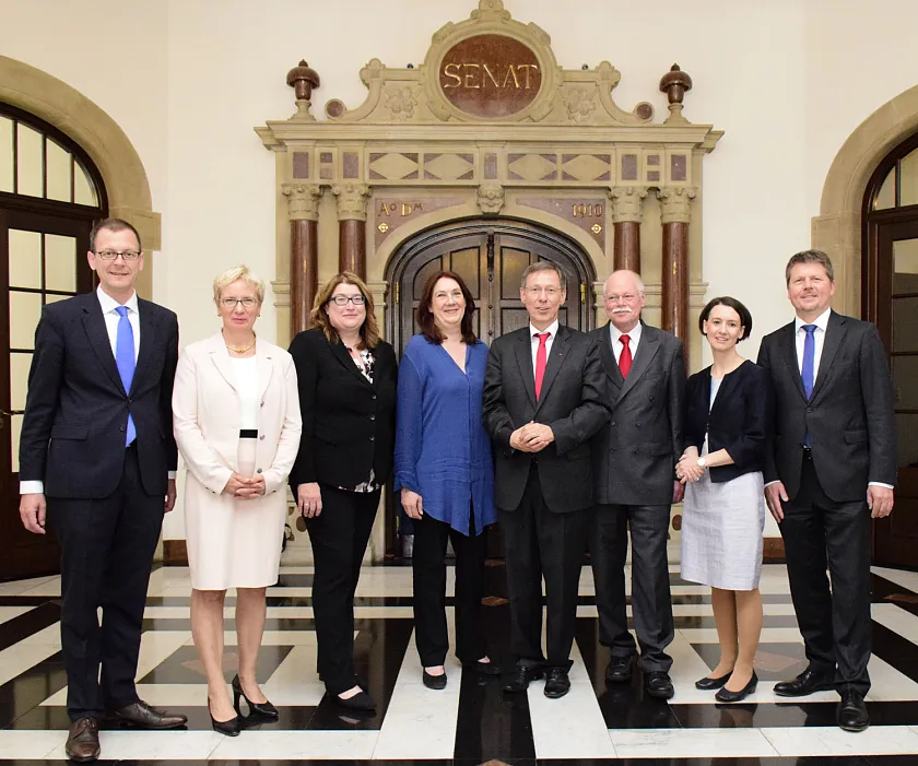 15.Juli 2015: Die Mitglieder des neuen Bremer Senats: (v. l. n. r. ) Senator Martin Günthner,  Senatorin Prof. Dr. Eva Quante-Brandt, Senatorin Anja Stahmann, Bürgermeisterin Karoline Linnert, Bürgermeister Dr. Carsten Sieling, Senator Ulrich Mäurer, Senatorin Dr. Claudia Bogedan und Senator Dr. Joachim Lohse 