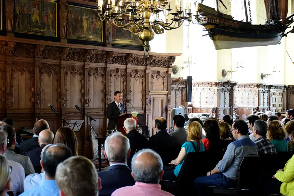 Bürgermeister Sieling spricht in der Oberen Rathaushalle