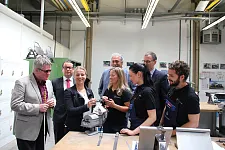 Gruppenbild u.a. mit Senator Günthner (2. v.r.) sowie den beiden Behindertenbeauftragten, Verena Bentele (3. v.l.) und Dr. Joachim Steinbrück (links)